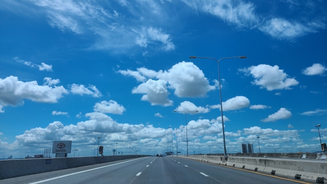 イメージ画像：高速道路と空